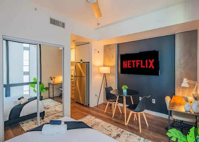 Stunning High Rise Dt Pool, Gym, Parking Apartment