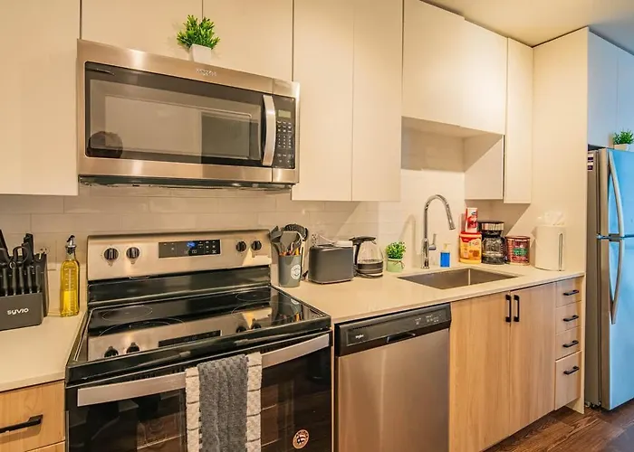 Apartment Stunning High Rise Dt Pool, Gym, Parking *