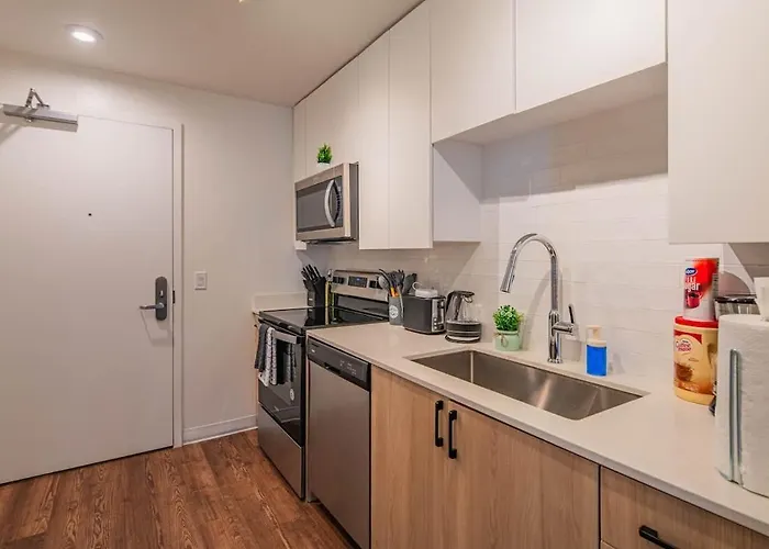 Stunning High Rise Dt Pool, Gym, Parking