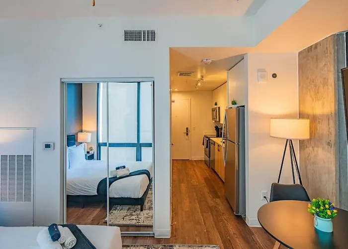 Apartment Stunning High Rise Dt Pool, Gym, Parking