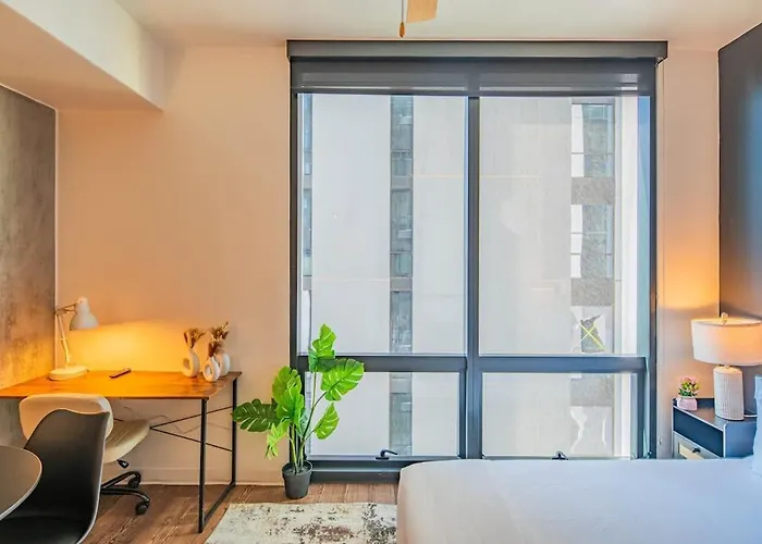 Stunning High Rise Dt Pool, Gym, Parking Apartment *