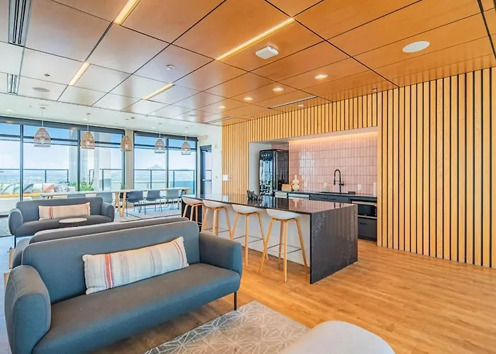 Stunning High Rise Dt Pool, Gym, Parking * Phoenix