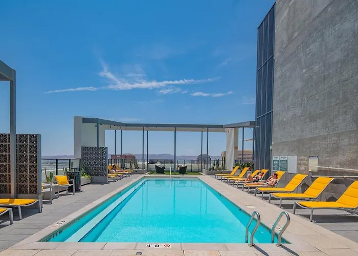 Stunning High Rise Dt Pool, Gym, Parking Apartament *
