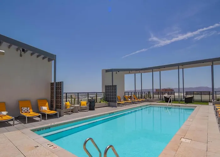 Stunning High Rise Dt Pool, Gym, Parking * Phoenix