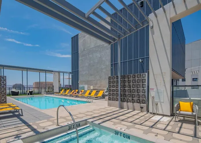 Stunning High Rise Dt Pool, Gym, Parking