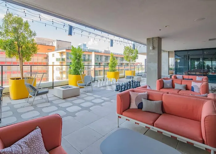 Stunning High Rise Dt Pool, Gym, Parking * Phoenix
