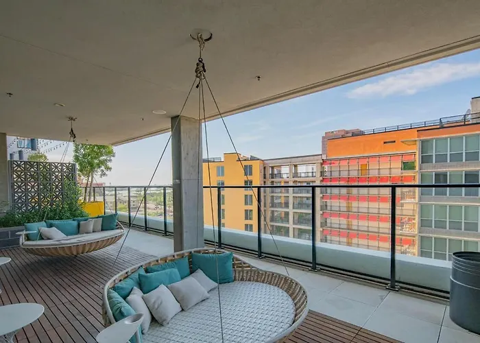 Stunning High Rise Dt Pool, Gym, Parking *