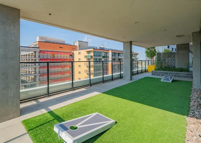 Stunning High Rise Dt Pool, Gym, Parking