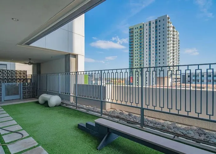 Stunning High Rise Dt Pool, Gym, Parking