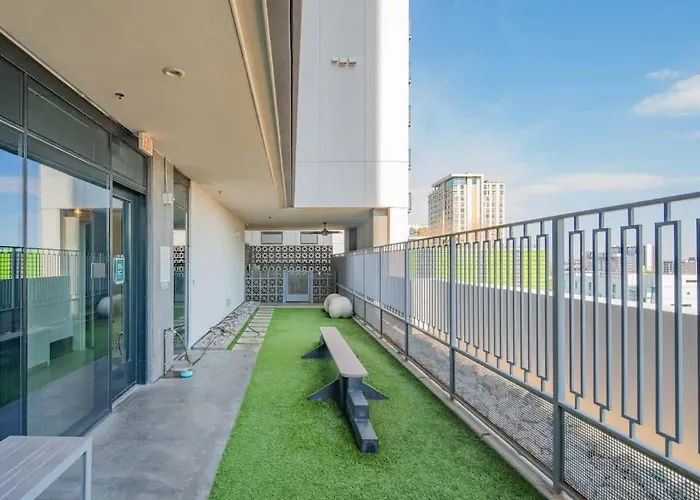Stunning High Rise Dt Pool, Gym, Parking Apartament *
