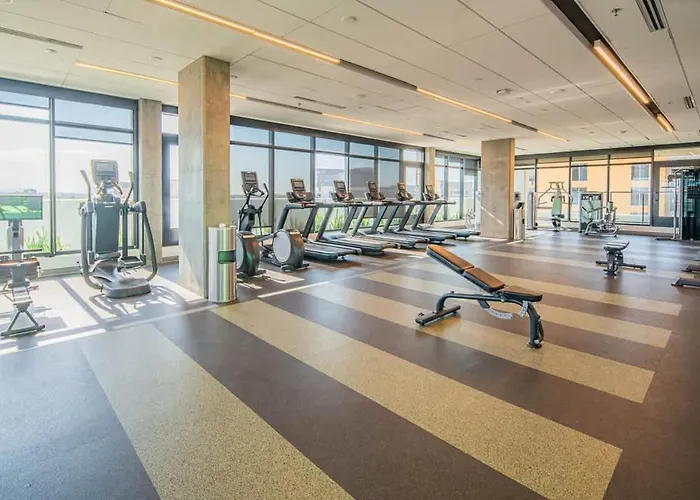 Stunning High Rise Dt Pool, Gym, Parking *