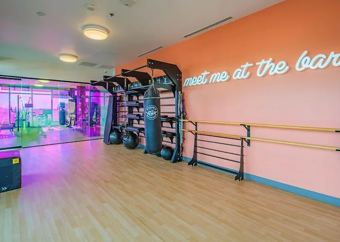 Stunning High Rise Dt Pool, Gym, Parking Apartament *