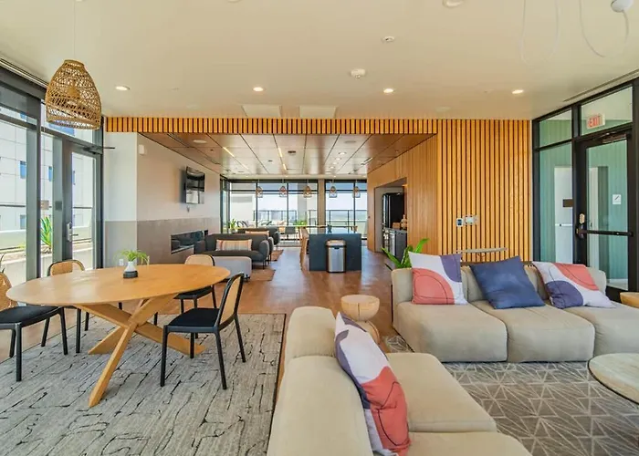 Stunning High Rise Dt Pool, Gym, Parking *