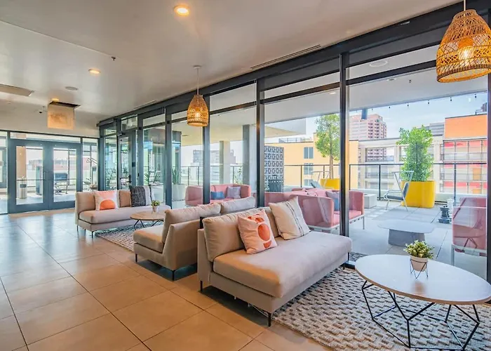 Stunning High Rise Dt Pool, Gym, Parking * Phoenix