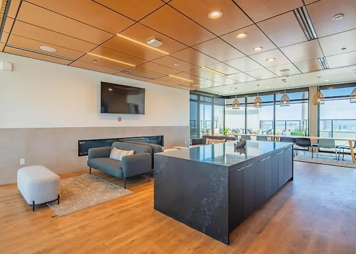 Stunning High Rise Dt Pool, Gym, Parking