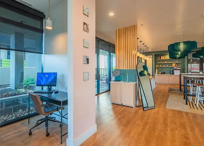 Stunning High Rise Dt Pool, Gym, Parking Apartament *